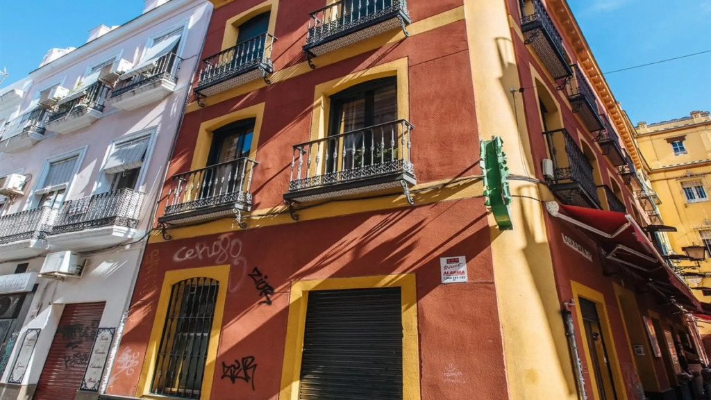 Chiqui and Vicente Bright Apartment