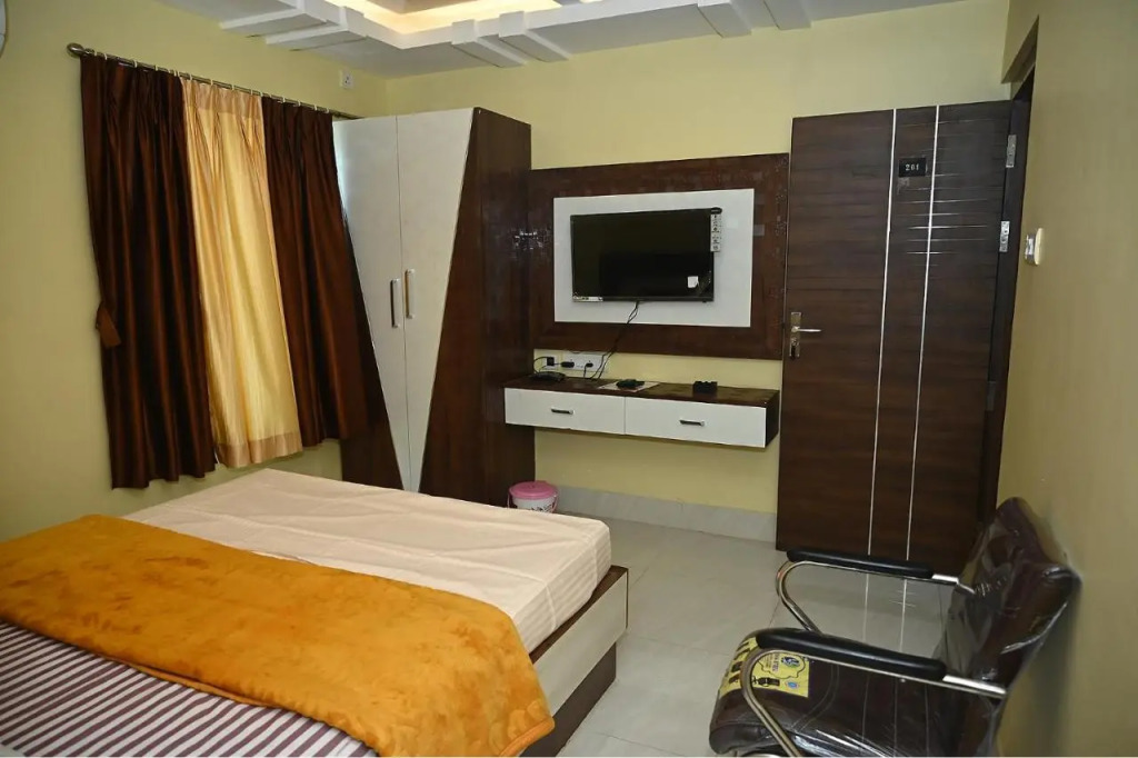 Fabhotel Golden Bliss