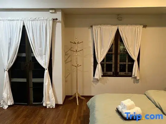 Kingbed ,rftop ,near train station ,3km ThaPae rd.