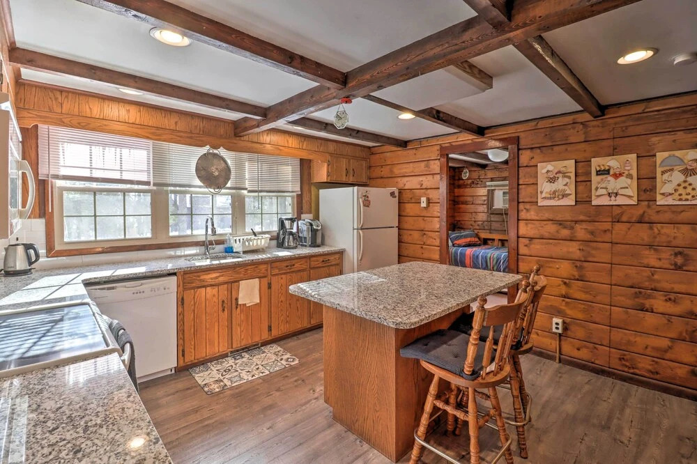 3 Mi to Slopes! Hot Tub Haven Near Lake Harmony