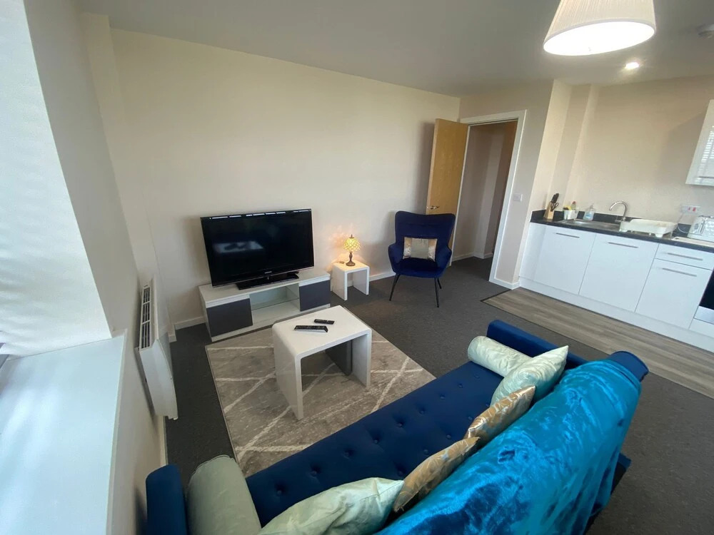2 Bed Flat Near Old Trafford Stadium With Parking
