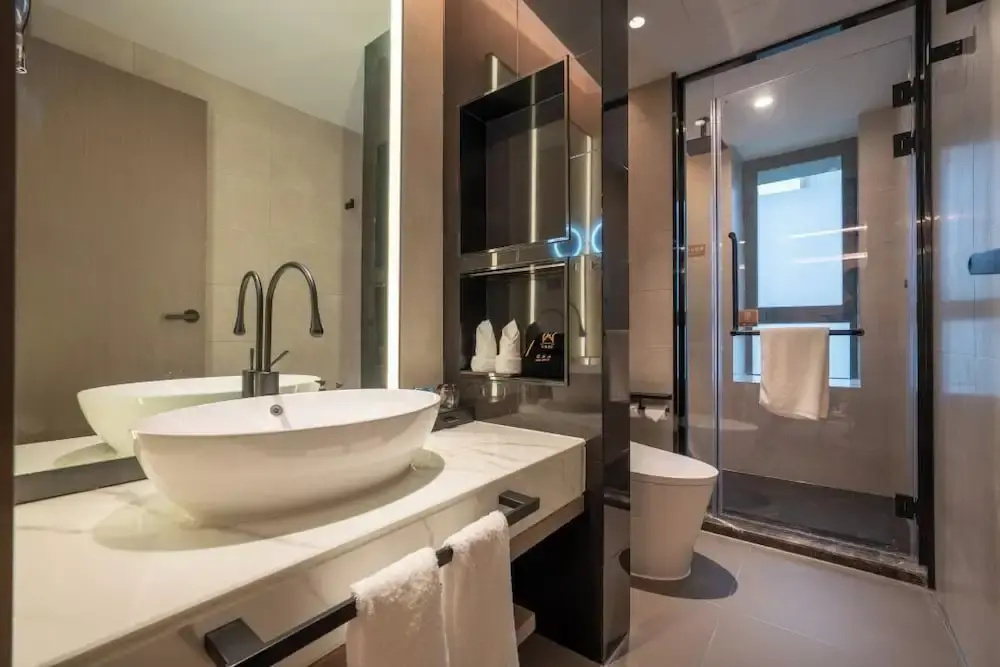 World Hotel (Jinan CBD Dingjiazhuang Subway Station)