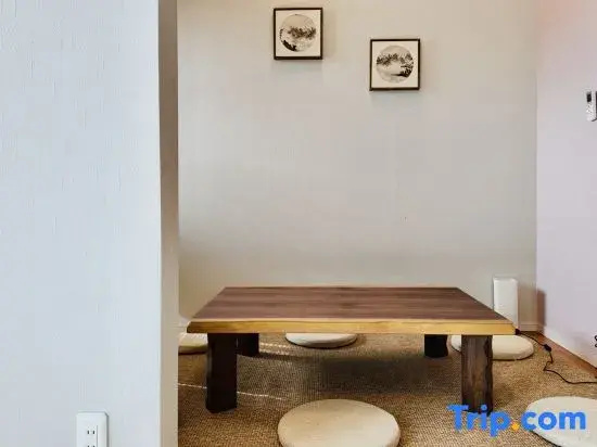 "Jialin"  2-12 people, 4 bedrooms, 2 showers, 1 living room, 1 kitchen, 1 parking space