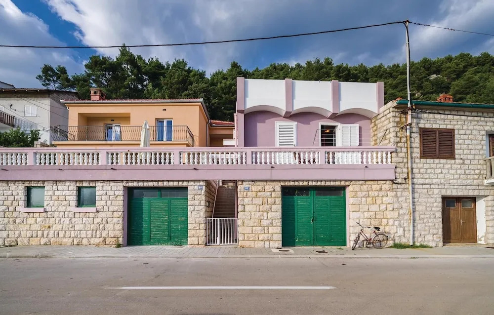 Nice Apartment in Novigrad With 4 Bedrooms