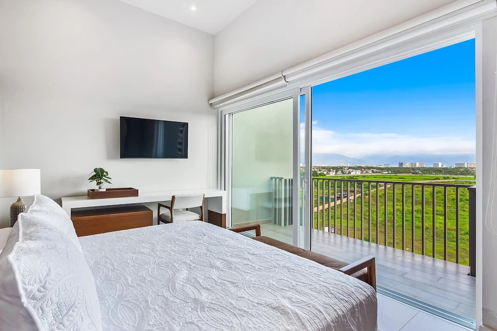 Modern Condo With Breathtaking Views, Infinity Pool, and en Suite Bedrooms