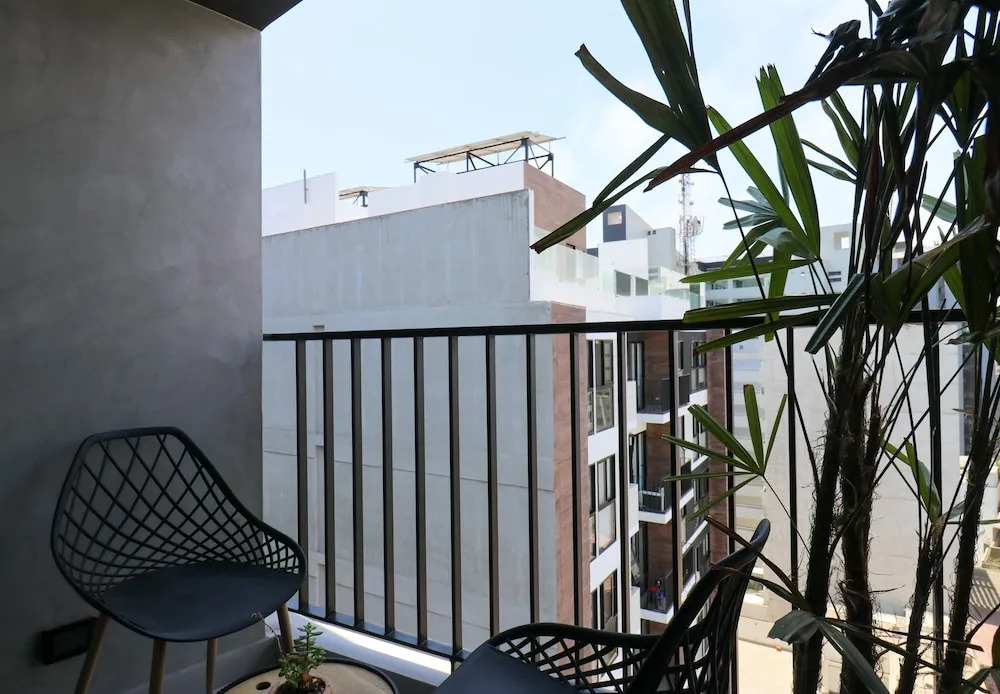 w Stylish 2BR Retreat w Balcony in Miraflores