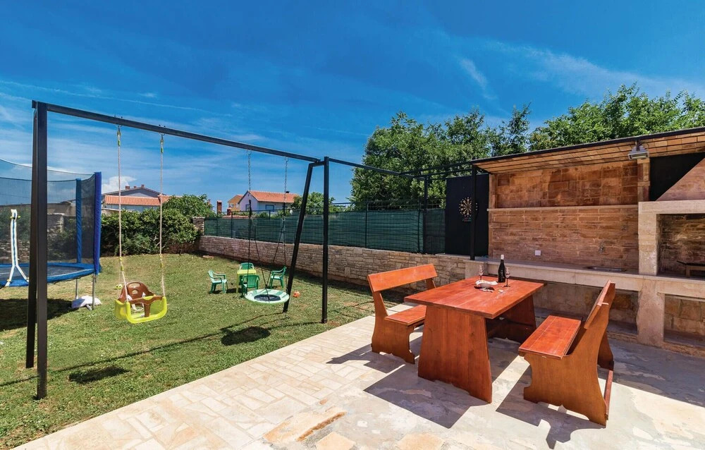 Amazing Home in Liznjan With Wifi and 3 Bedrooms