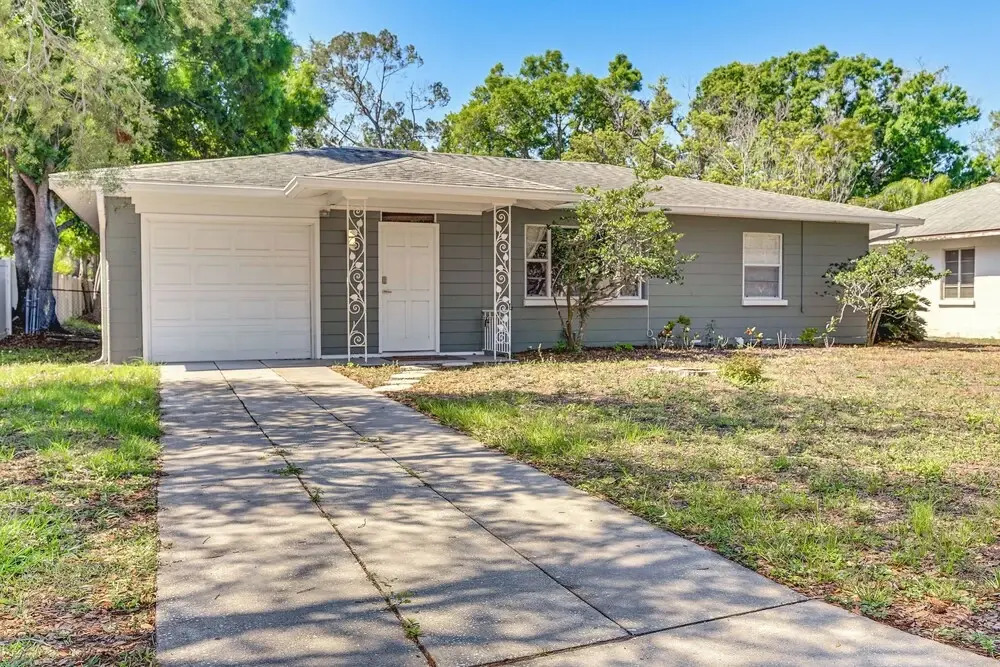 Sarasota Home w/ Patio & Gas Grill: 2 Mi to Beach!