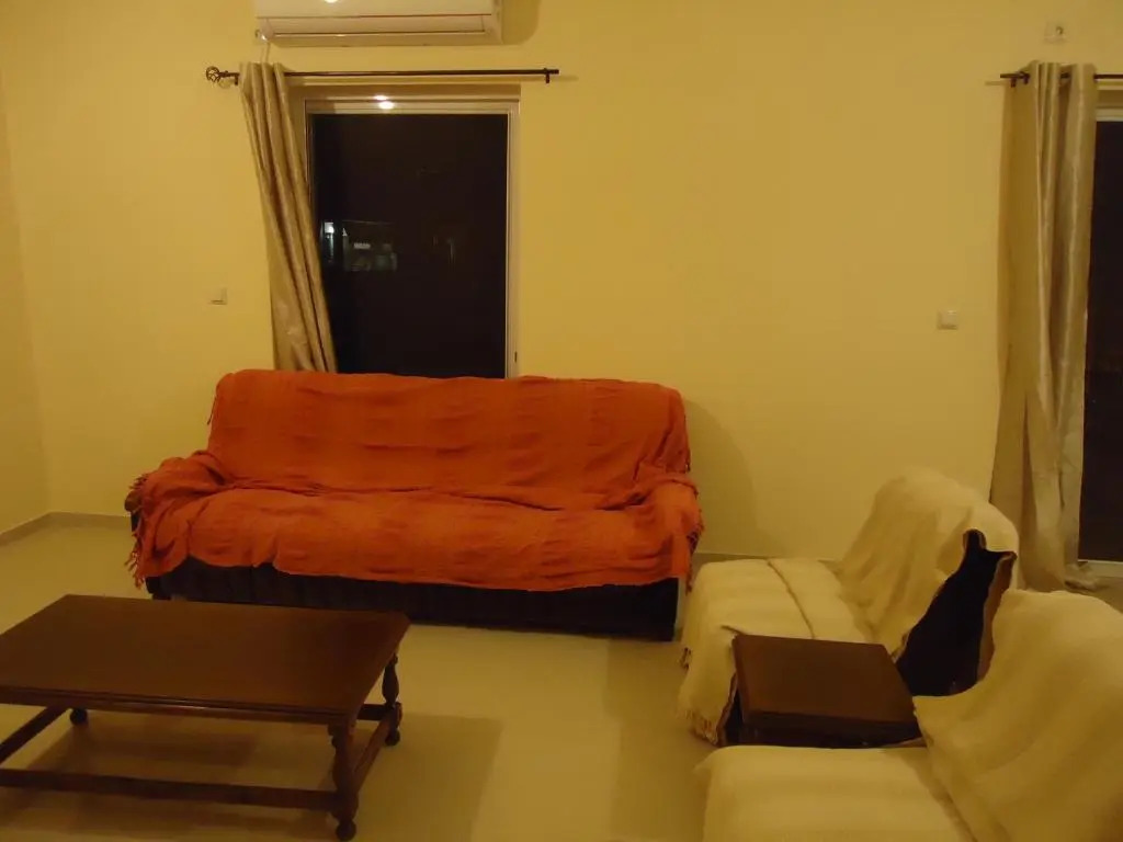 4 Beds, 1 Crib