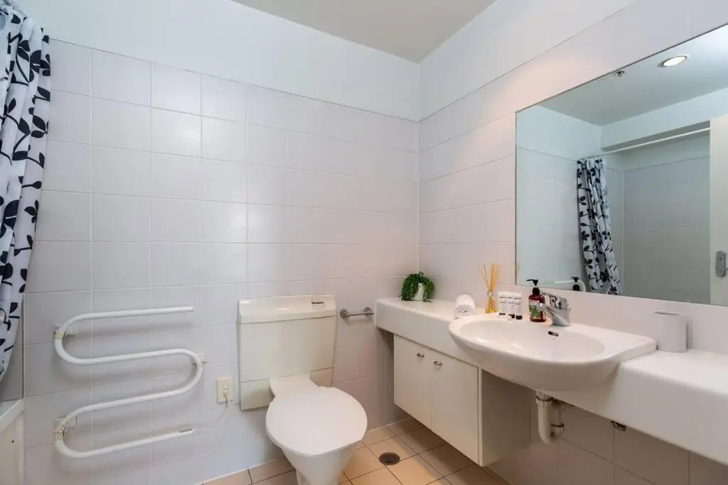 Stunning Three Bedroom Home Near Sky Tower