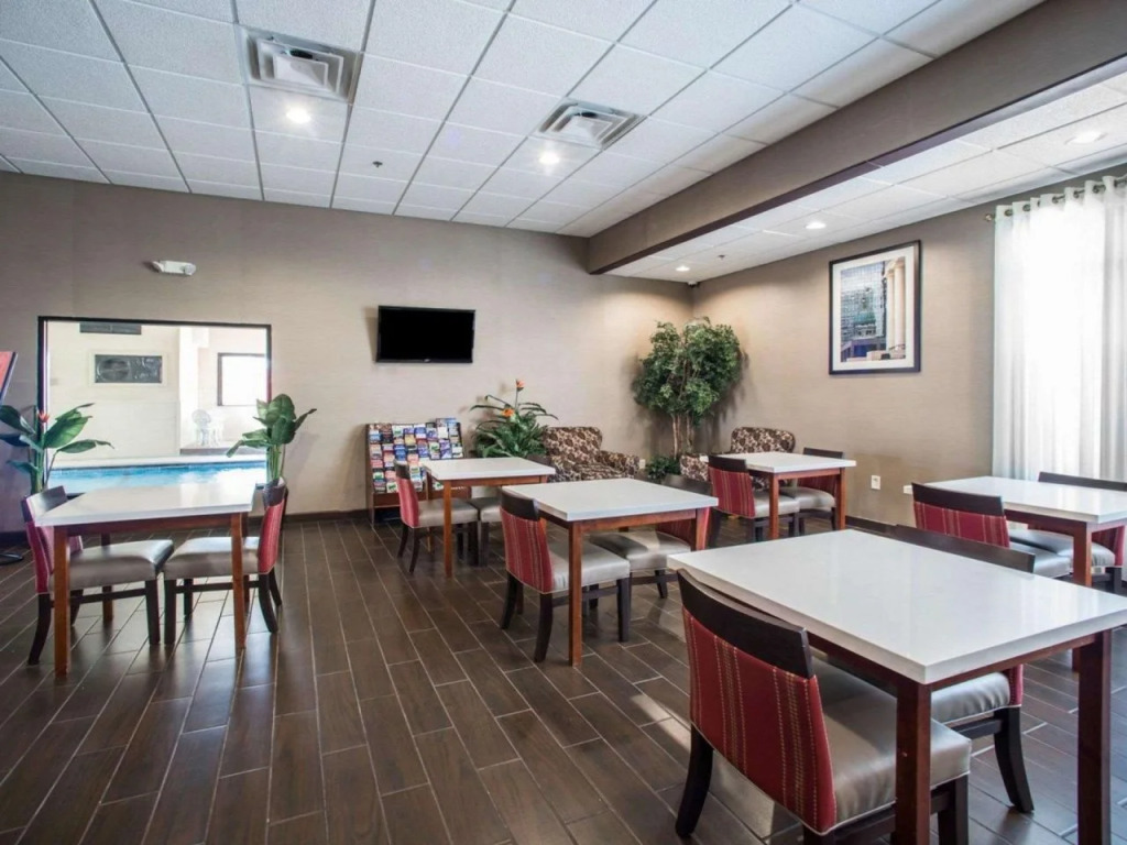 Comfort Inn & Suites Hazelwood - St Louis