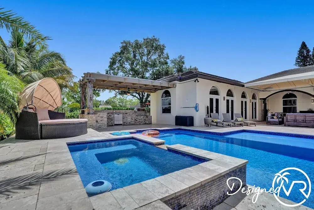 Villa wpool mini-golf firepits