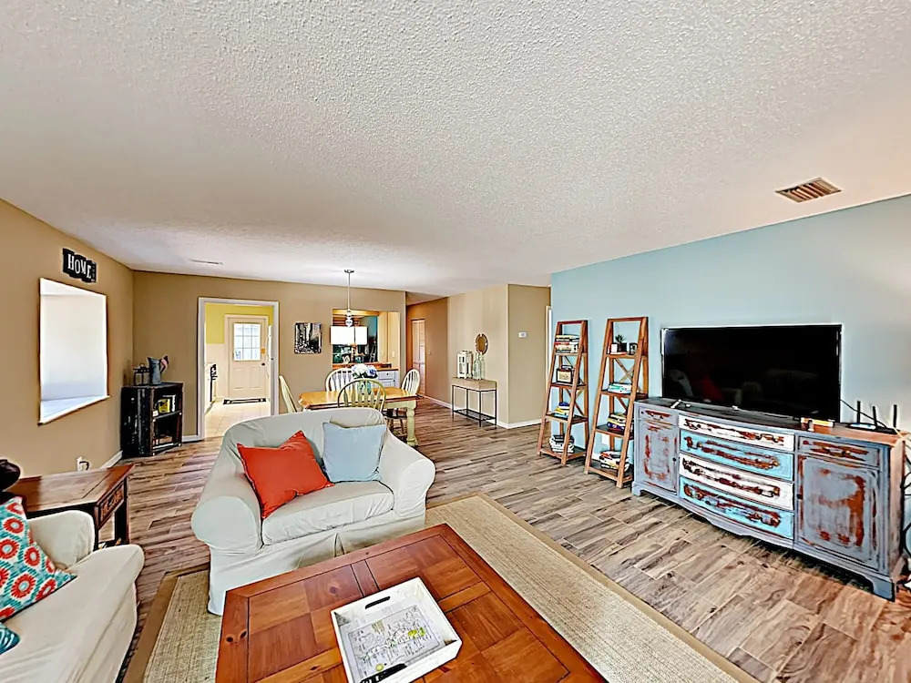 New Listing! Wooded Sanctuary On Golf Course W/pool 2 Bedroom Condo