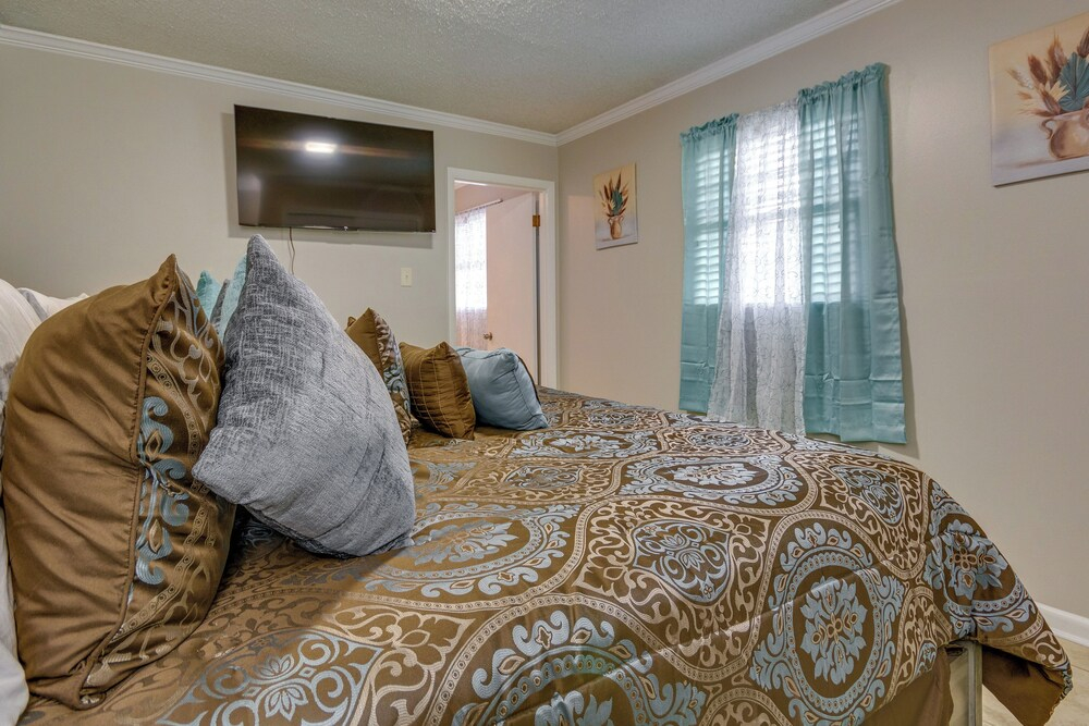 Spacious Little Rock Home w/ Patio - 9 Mi to Dtwn!