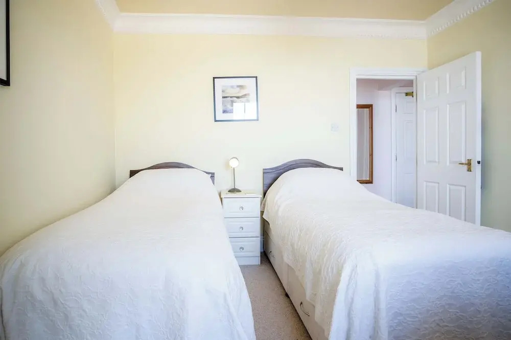 5 Belle Vue Court - 2 Bedroom Apartment - Tenby