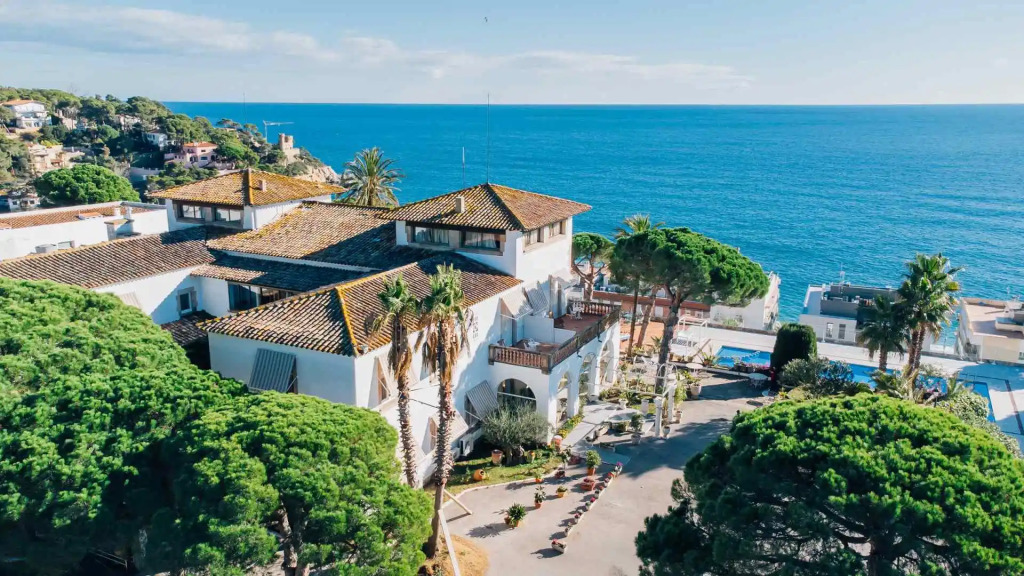 Hotel Roger de Flor by Seleqtta