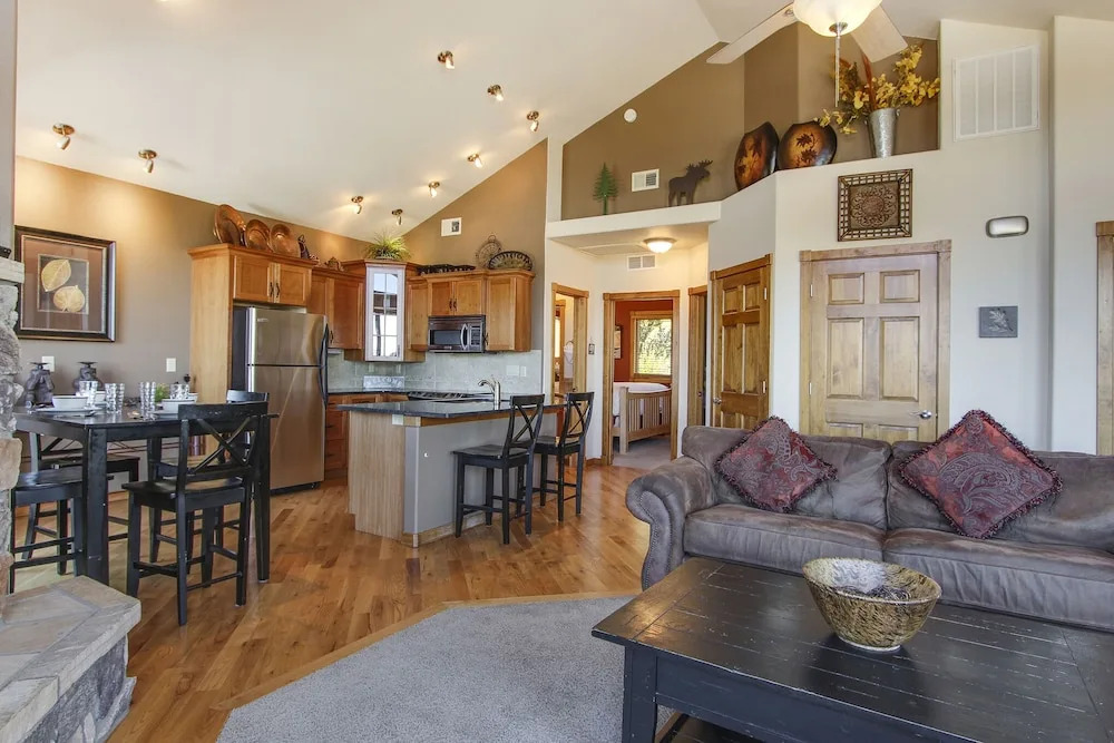 The Twin Owls 21a 2 Bedroom Condo by RedAwning