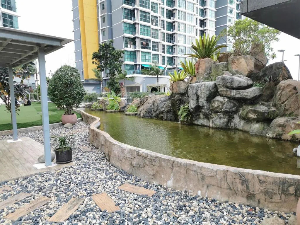 Vista Alam Studio Units - Pool, food court