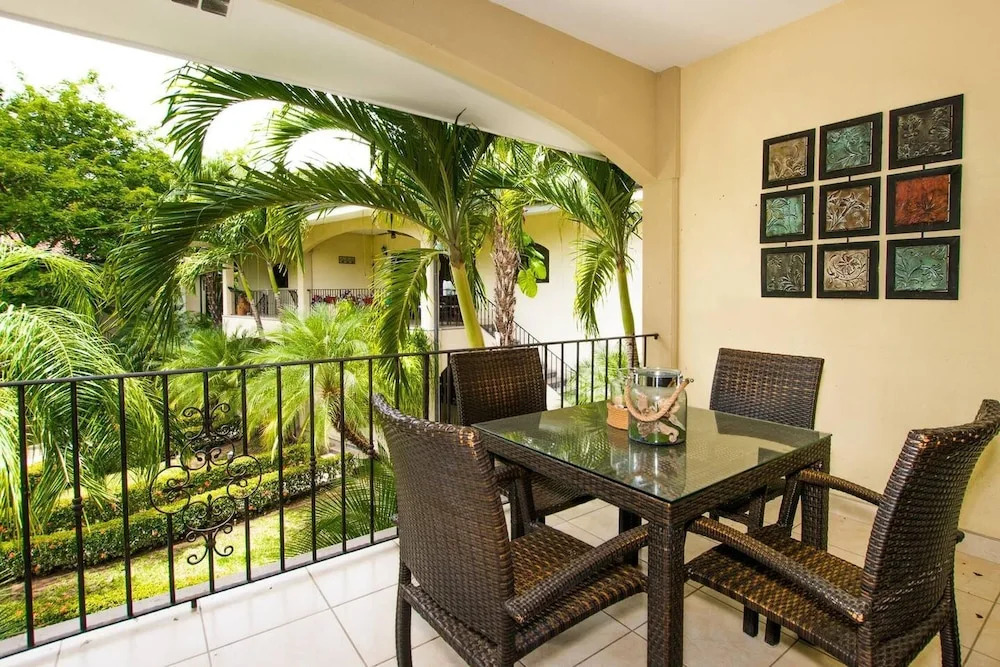Casa del Sol-4 Secured and Quiet Complex - Minute Walk to the Beach