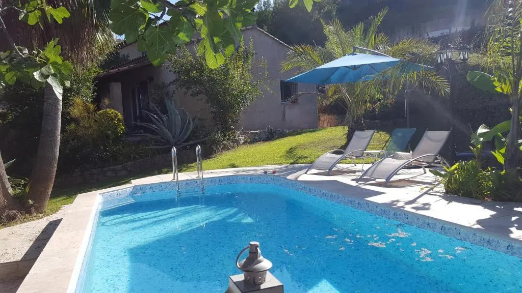 Appartement T2 neuf dans villa avec piscine