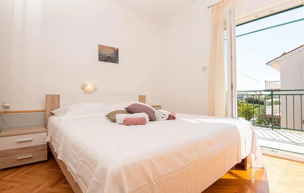 Amazing Apartment in Brodarica With 3 Bedrooms and Wifi