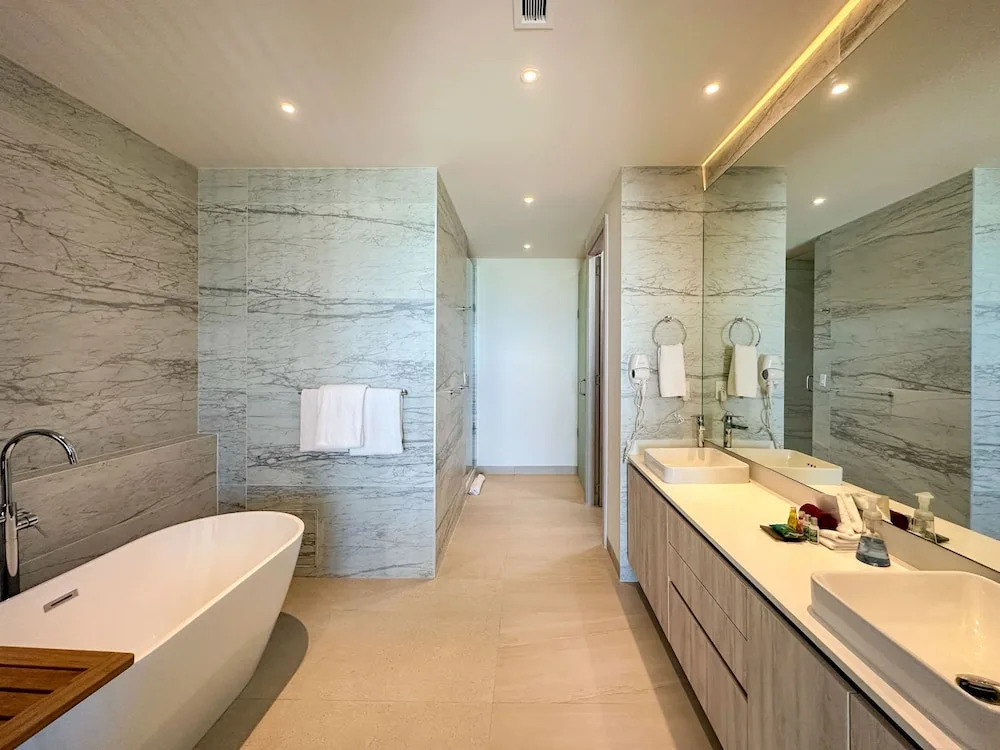 5BR Beachfront Luxury Condo