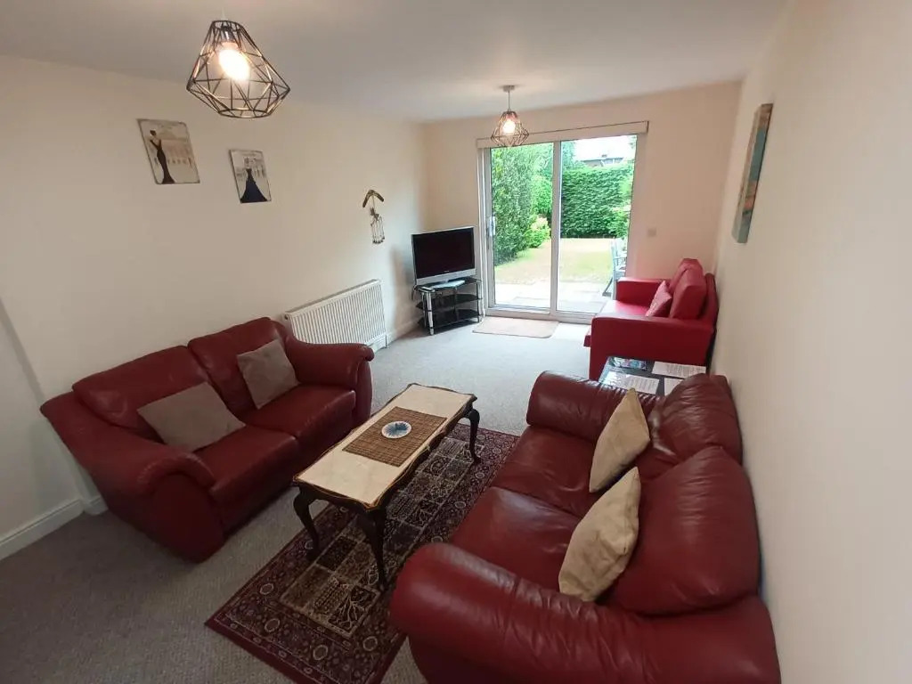 Central Modern Apartment with Free Parking And Private Garden