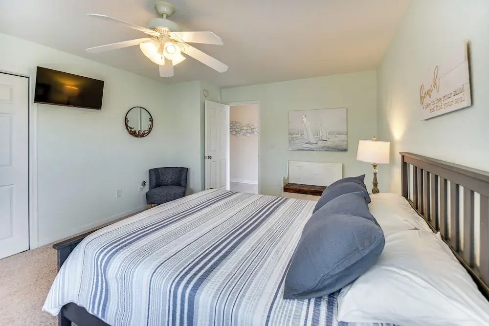 Tranquil Outer Banks Home: Dock & Community Pool!