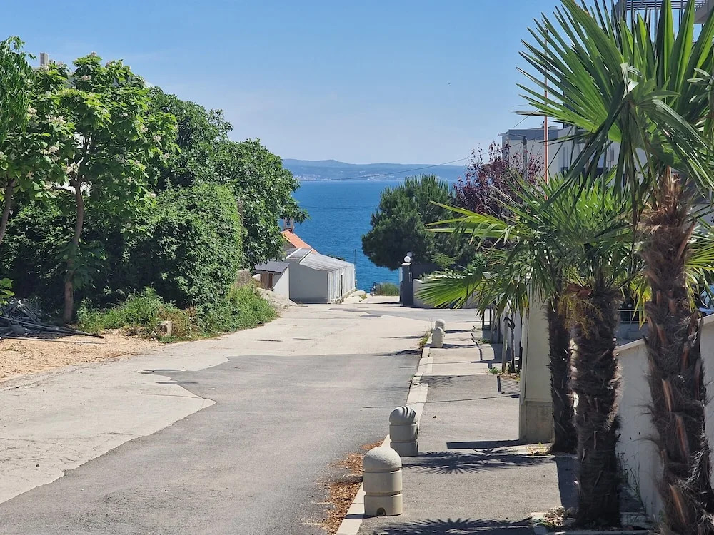 Luxury Modern apt w Garden, 3 min Walk to Beach