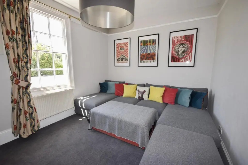 Arden Villa, sleeps 8, moments from the golden sandy beach of Ryde