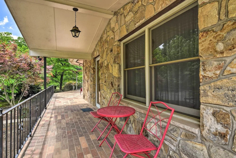 Cozy Charlotte Retreat w/ Yard ~ 5 Mi to Dtwn