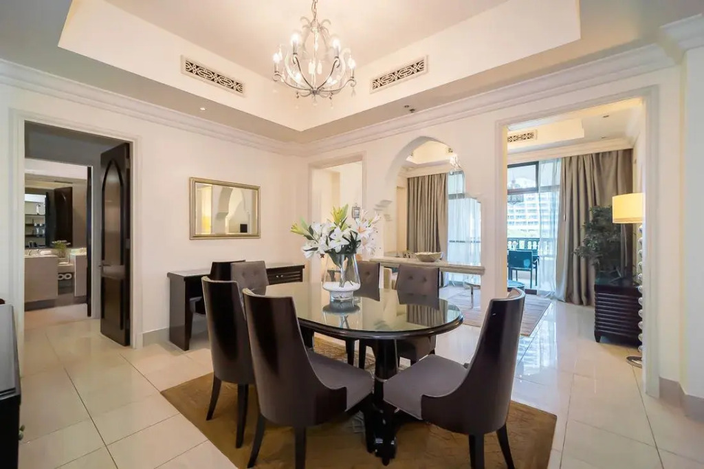 Glamorous Arabian flat with views to Burj Khalifa