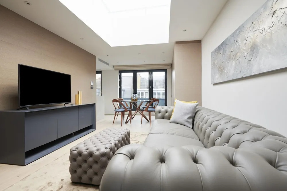 Lovely Mayfair Suites by Sonder
