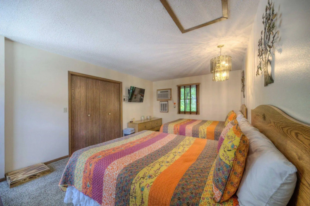 Cedar Wood Inn