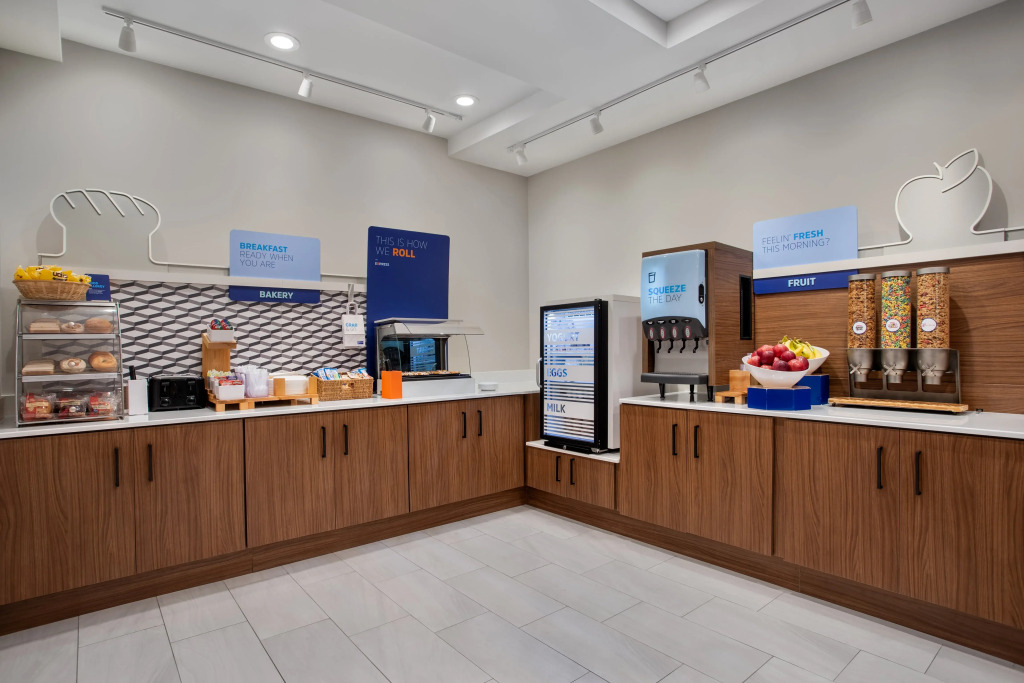 Holiday Inn Express & Suites Terre Haute by IHG