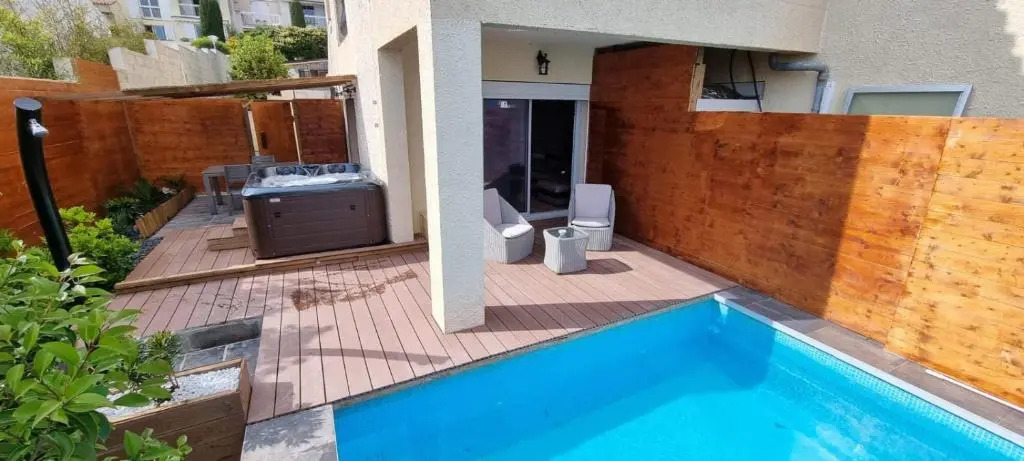 Rêves de vie, appartement vue mer, piscine non chauffée et spa privatifs