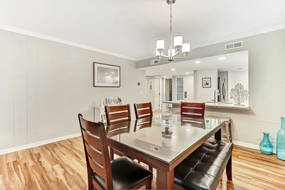 Recently Renovated Secluded Beachwood Condo Free Wifi by Redawning