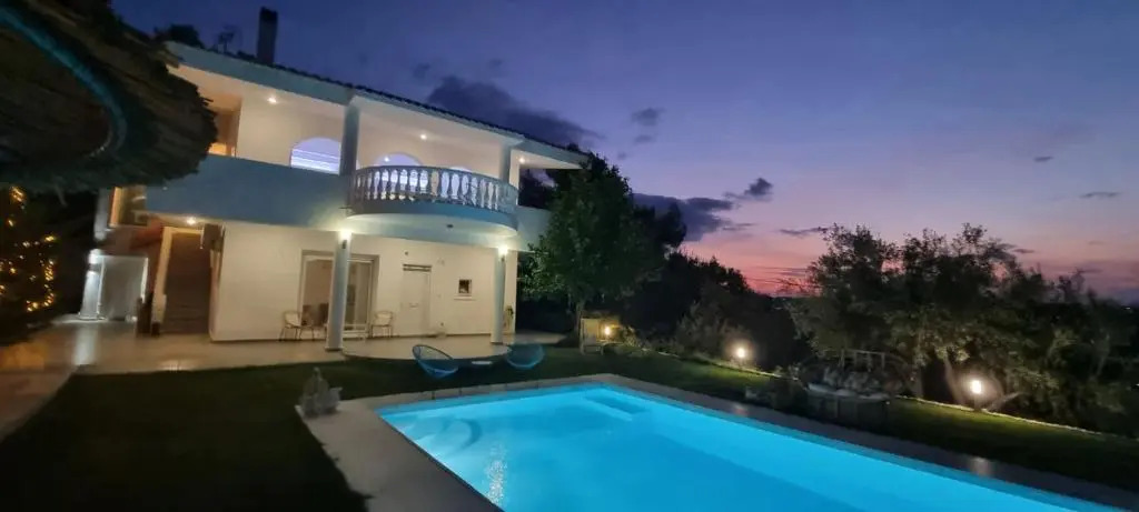 HEAVENLY VIEWS-3- Elegant& Chic, Apartment, Close to the Beach!