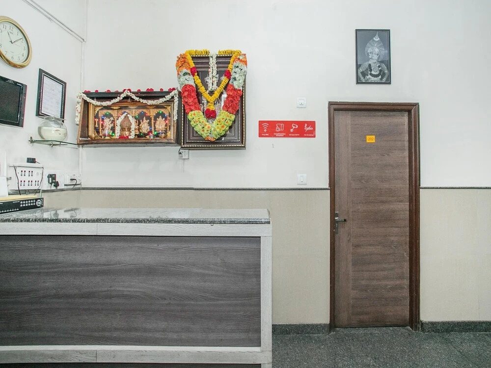 OYO 15711 Athiti Residency