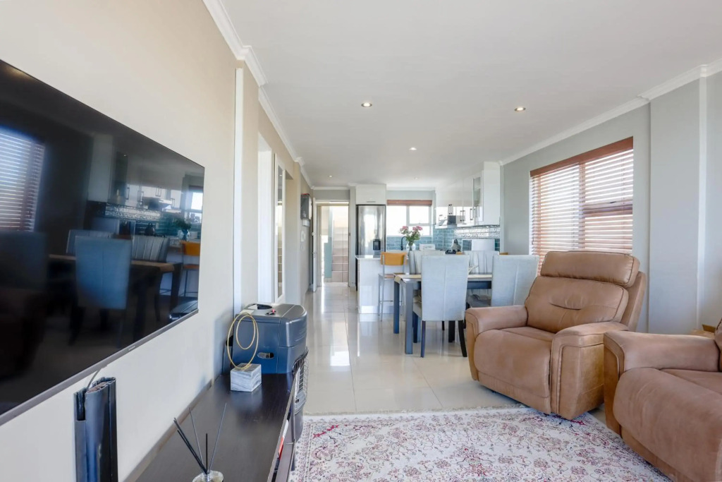 Lovely 2 Bedroom Oceanfront Apartment with Sea Views