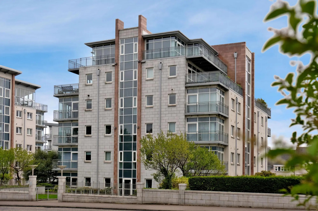 Deluxe and Secure Apartment Close to Aberdeen City Centre
