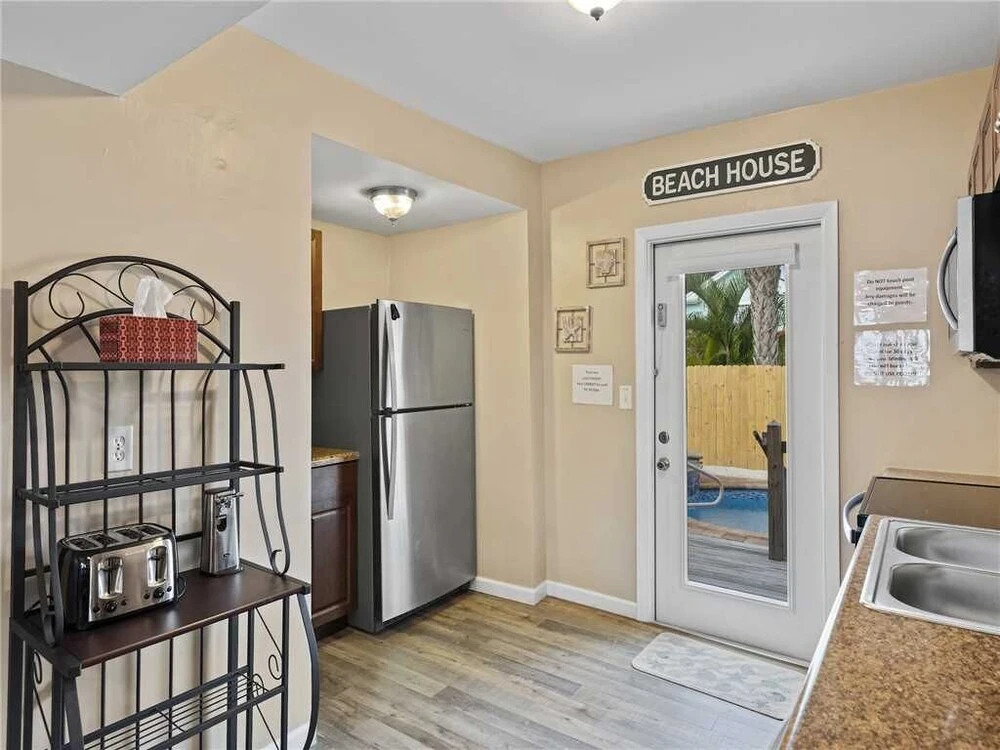 Mangrove Breeze, 3 Bedroom, Fenced Yard, Pets, Walk to Beach, Sleeps 10