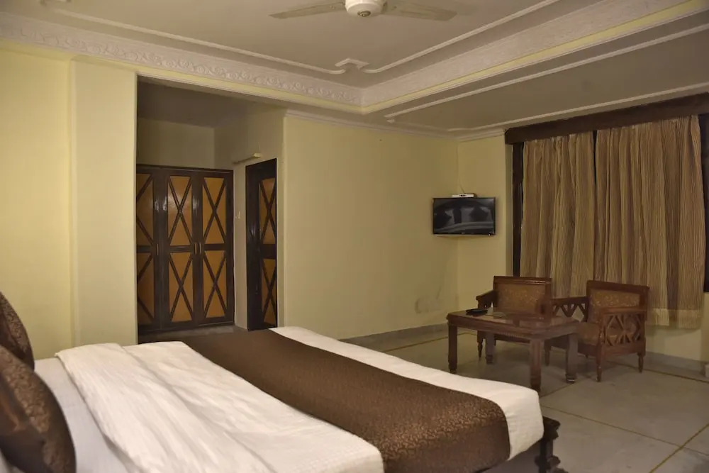 OYO 10432 Hotel Swaran Palace