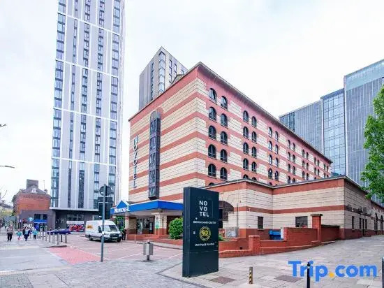 Two-bed Luxury Apartment B12LS by Live Comfortably