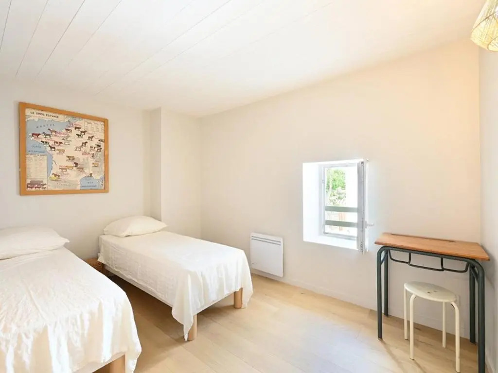 Maison Rénovée avec Jacuzzi et Cuisine d'Été au Centre du Village - FR-1-434-97