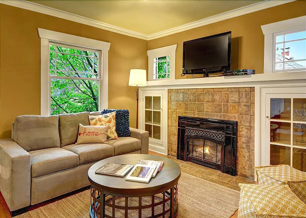 Phinneywood Bungalow - Two Bedroom Home with Fireplace