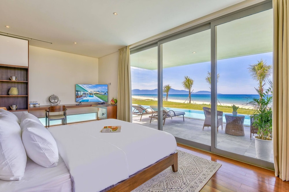Stunning Beachfront 6br Villa W Largest Pool