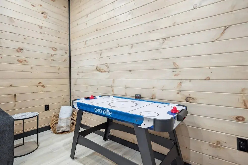 New Cabin w Indoor Swim Spa Hot Tub Gameroom