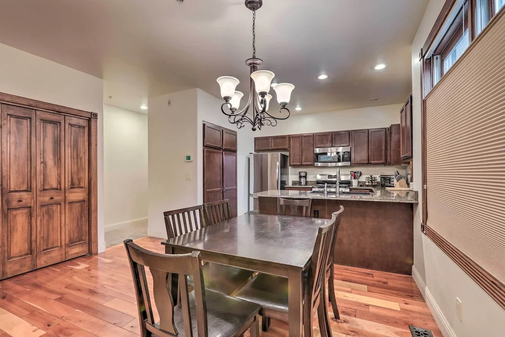 Cozy Central Glenwood Springs Condo w/ 2 Decks!