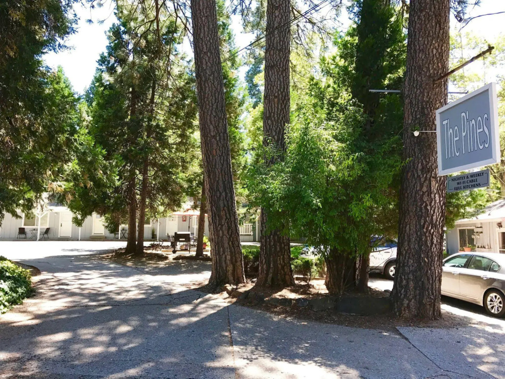 The Pines Inn and Cottages